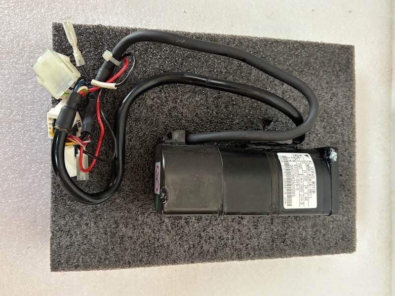 Yaskawa Motoman SGMAH-A3A1A-YR11 AC Servo Motor 30W 200V 3000RPM NEW