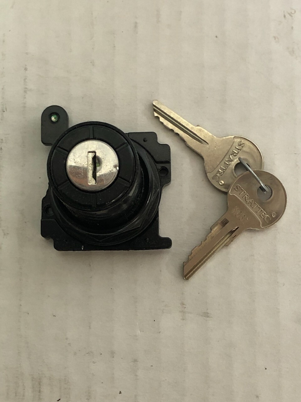 Cutler Hammer E34KFHB3 2-Pos Key Operated Selector Switch, Corrosion Resistant