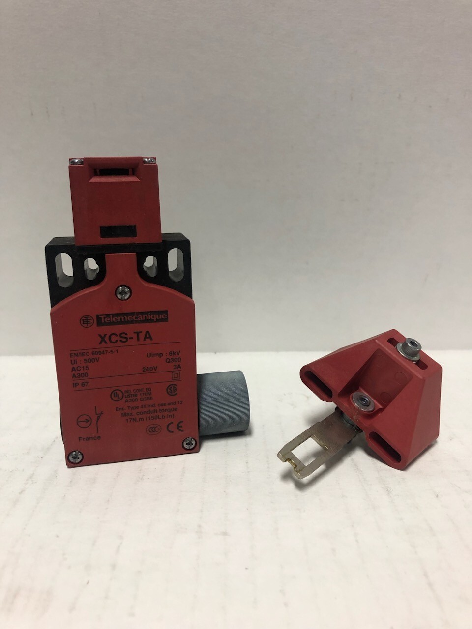 Telemecanique XCSTA793 Safety Limit Switch, includes Actuator Key XCSZ13